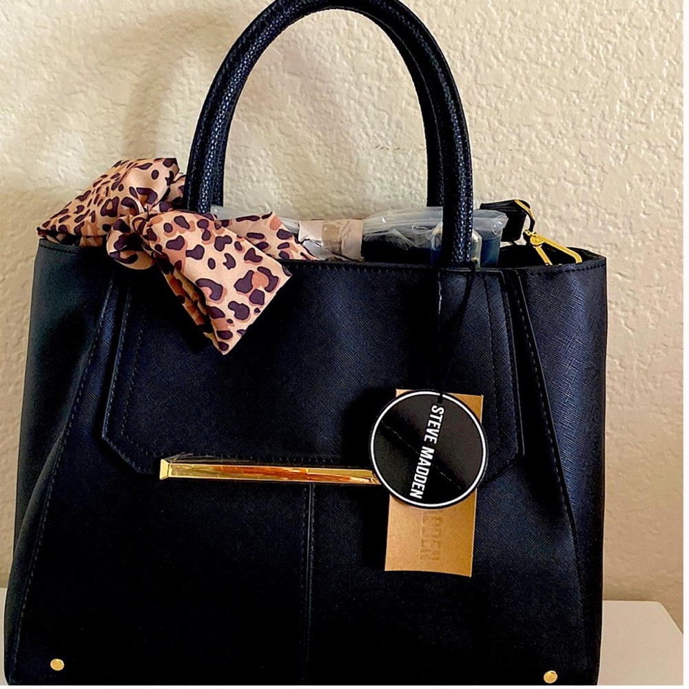 Steve Madden Bjuno bag, NWT. 14”W, 10”H , 4” D.adjustable/removable strap, scarf